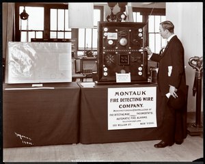 A Montauk Fire Detecting Wire Co. tűzérzékelő rendszerének kiállítása az Amerikai Szociális Szolgálat Biztonságtechnikai Múzeumában, 1908 (ezüst zselatin nyomat)